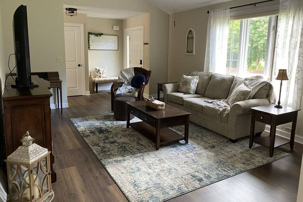 Photo of Livingroom in Queensbury