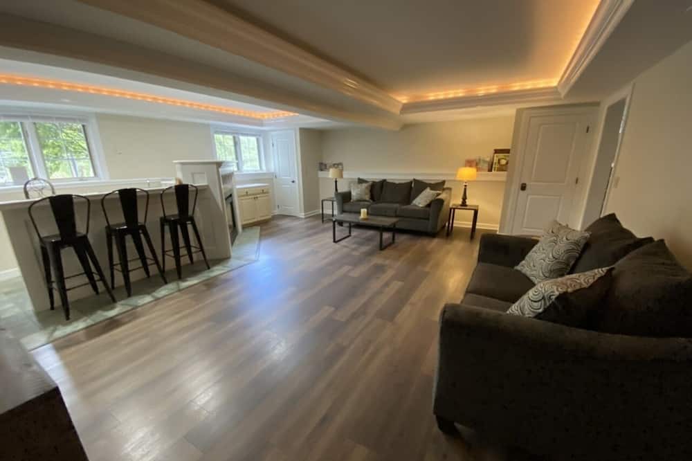 Photo of Livingroom in Queensbury