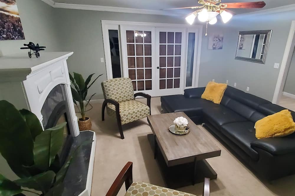 Photo of Livingroom in Queensbury