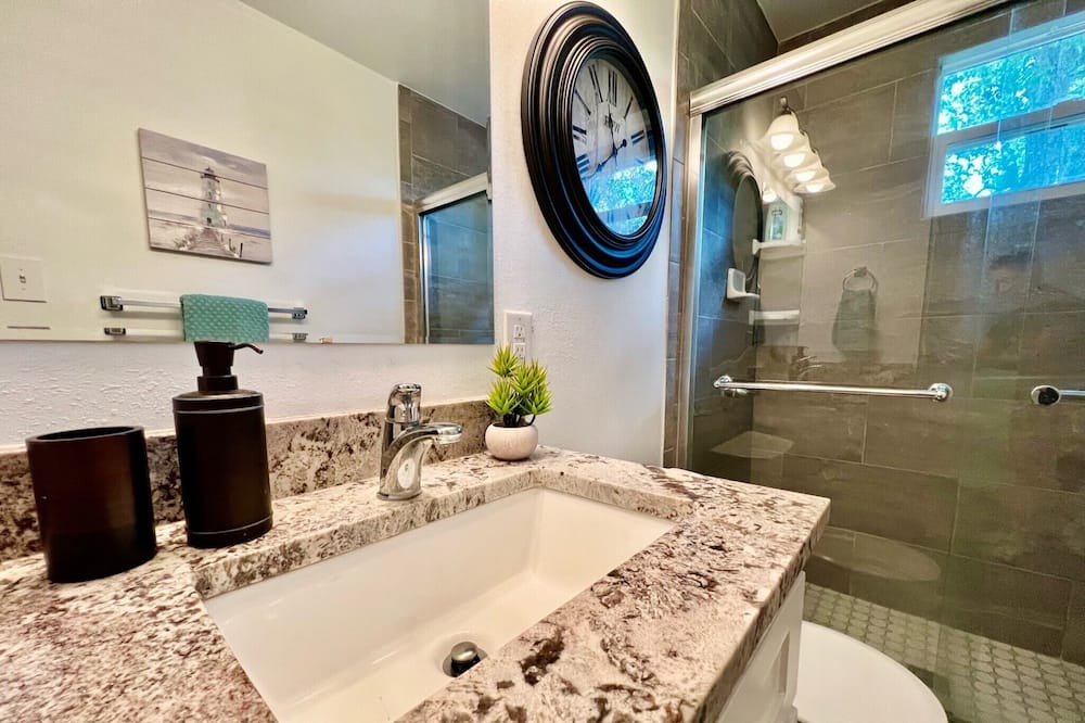 Photo of Bathroom in Lake Jackson