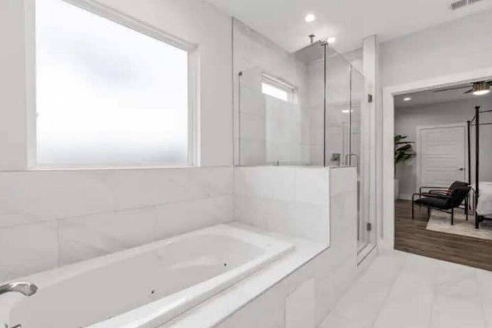 Photo of Bathroom in Hicksville