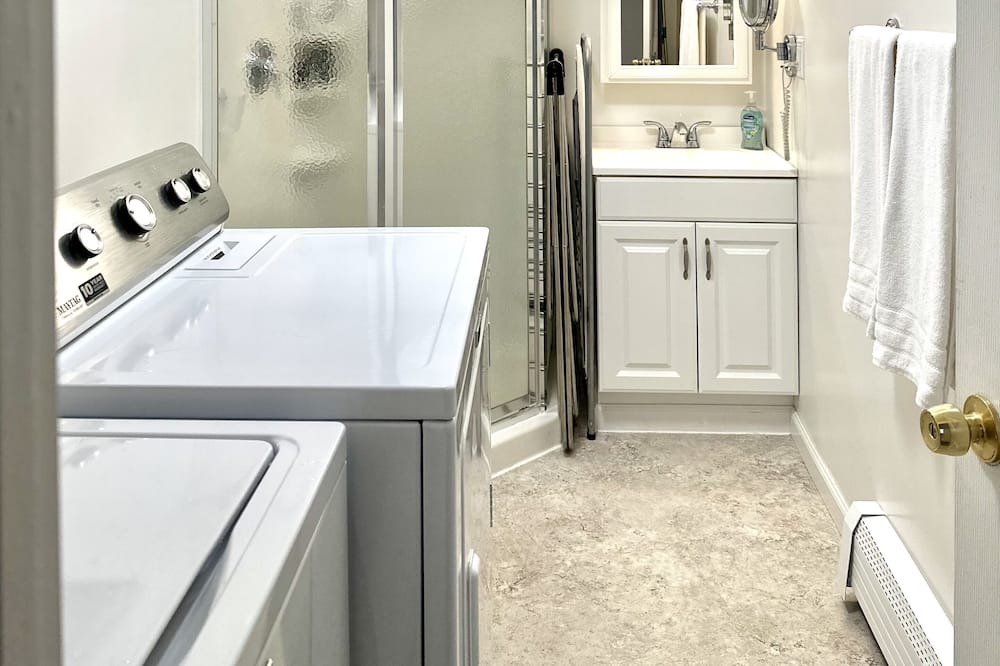 Photo of Bathroom in Hillside Lake