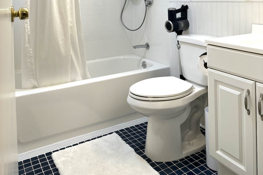 Photo of Bathroom in Hillside Lake