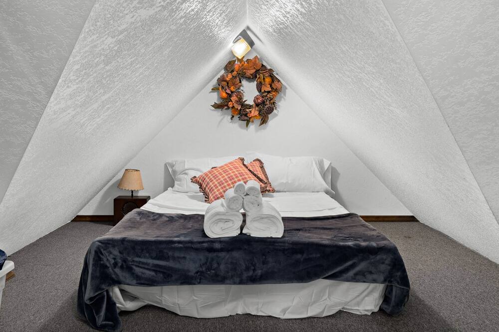 Photo of Bedroom in Roslyn Ridge