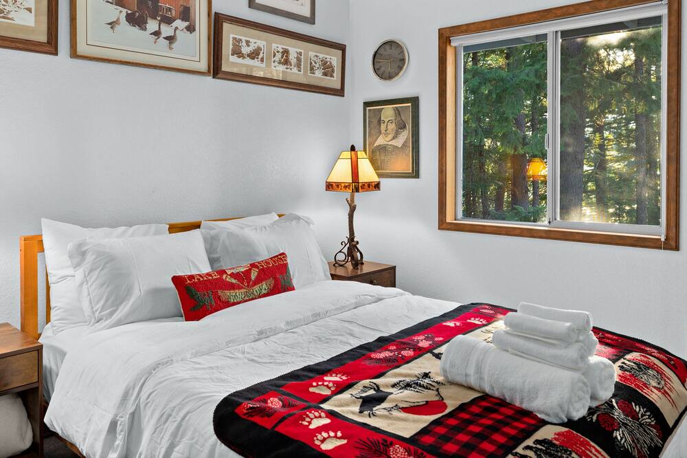 Photo of Bedroom in Roslyn Ridge