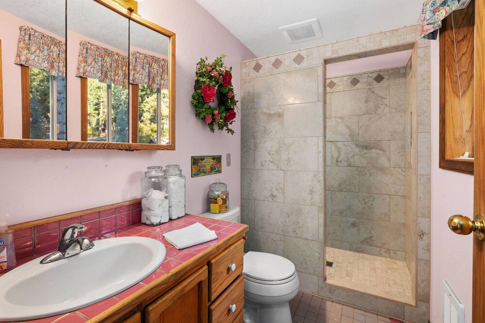Photo of Bathroom in Roslyn Ridge