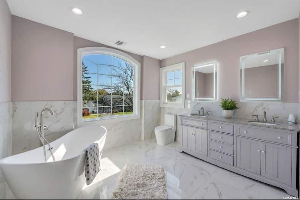 Photo of Bathroom in Hicksville
