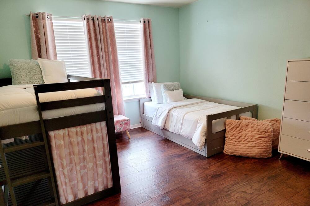 Photo of Bedroom in Alvin