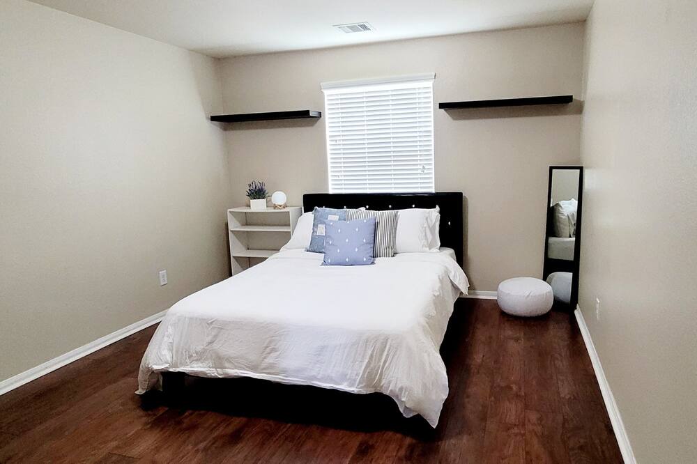 Photo of Bedroom in Alvin