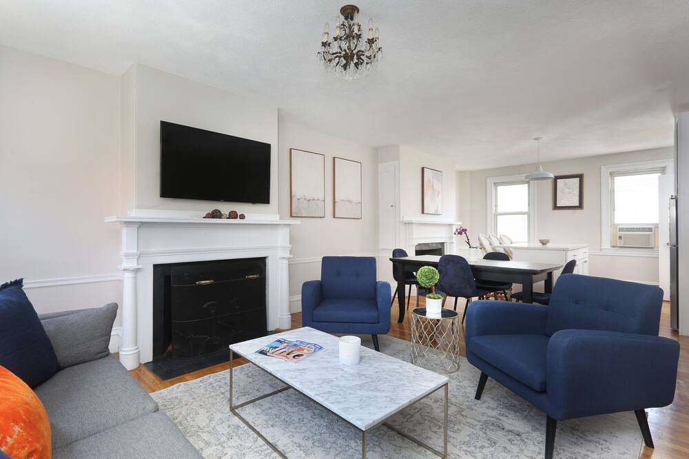 Photo of Livingroom in Thompson Square - Bunker Hill
