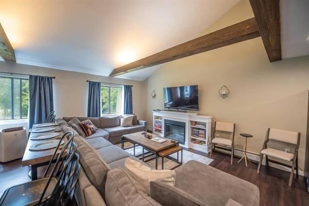 Photo of Livingroom in Monroe Bridge