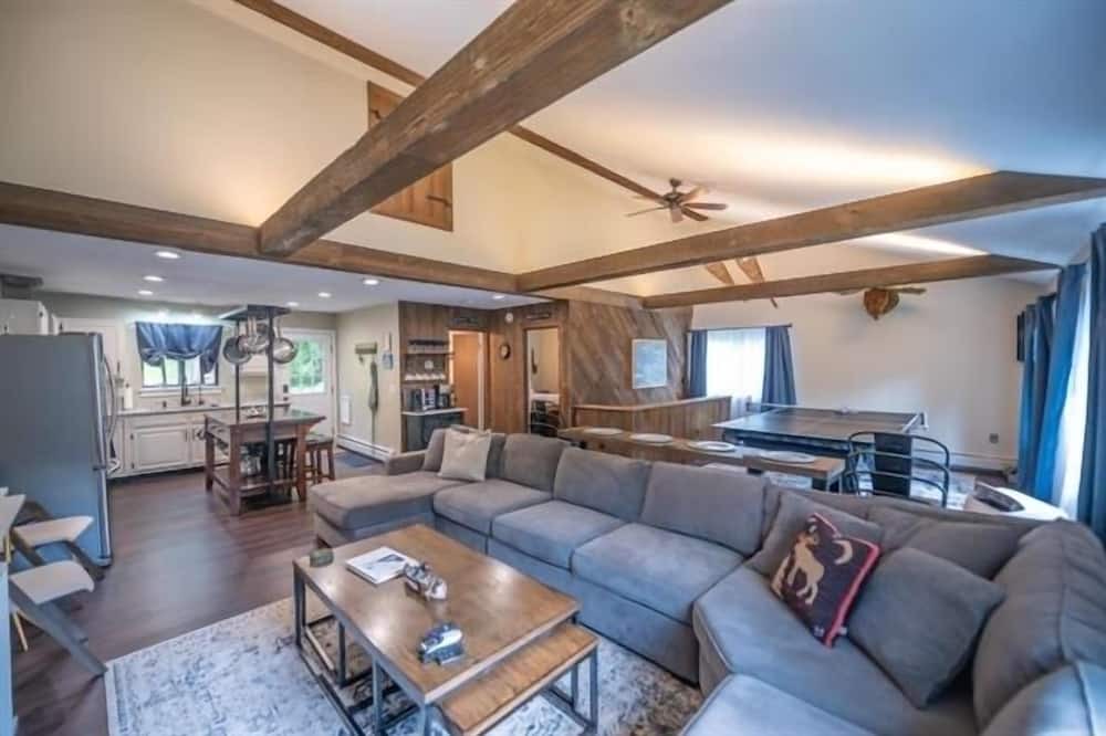 Photo of Livingroom in Monroe Bridge