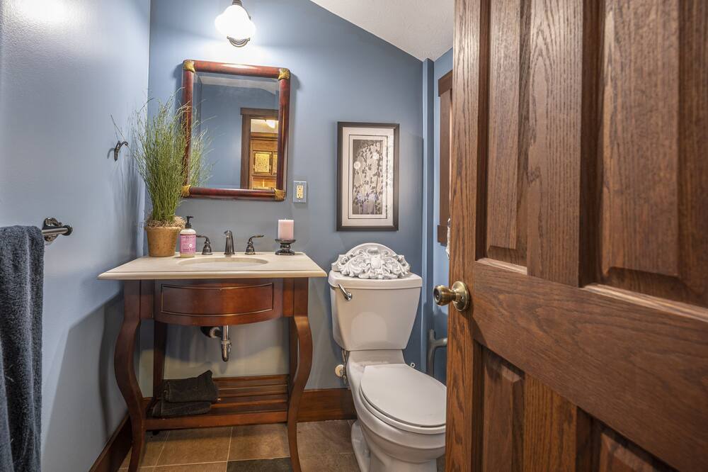 Photo of Bathroom in Winesburg