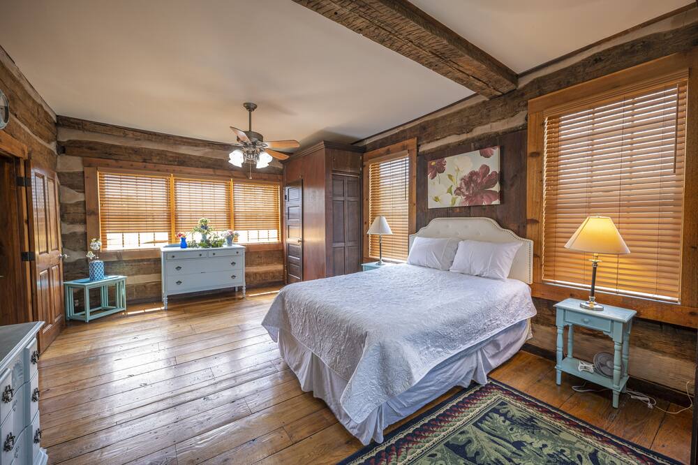 Photo of Bedroom in Winesburg