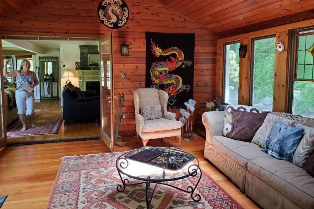 Photo of Livingroom in Cold Spring