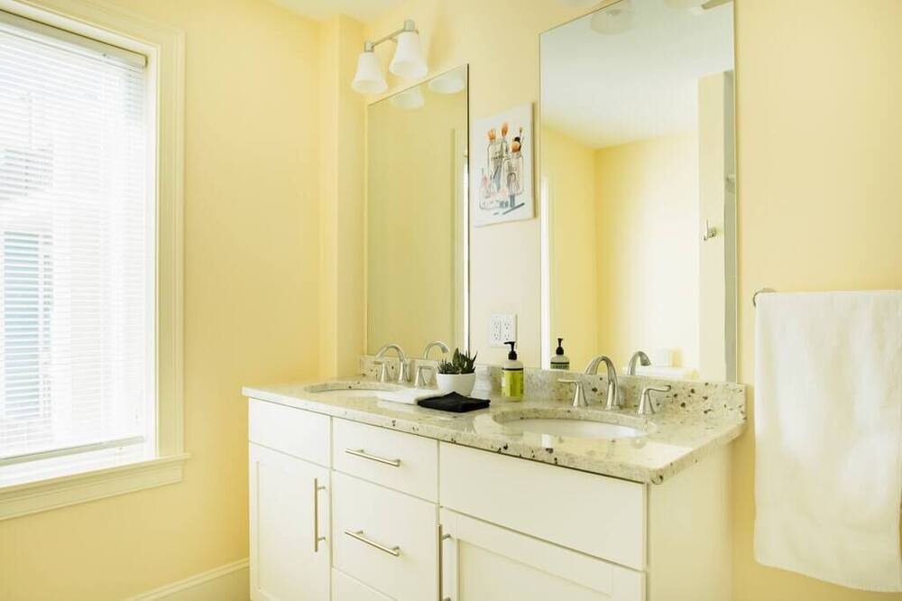 Photo of Bathroom in Oak Square