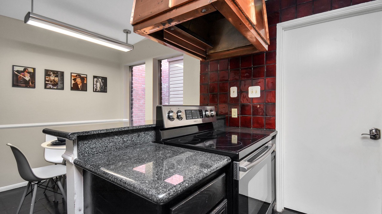 Photo of Kitchen in Greenway Plaza-Upper Kirby