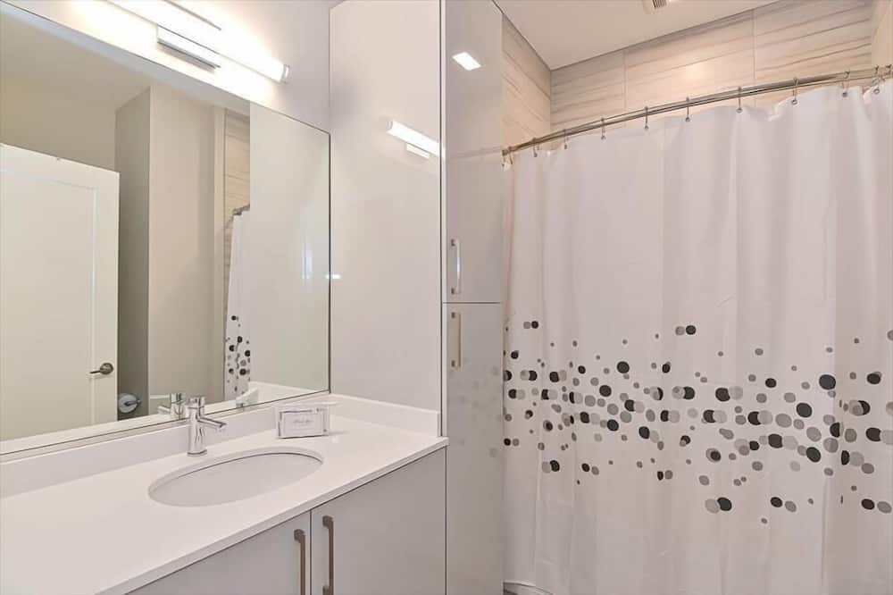 Photo of Bathroom in Central-Maverick Square - Paris Street