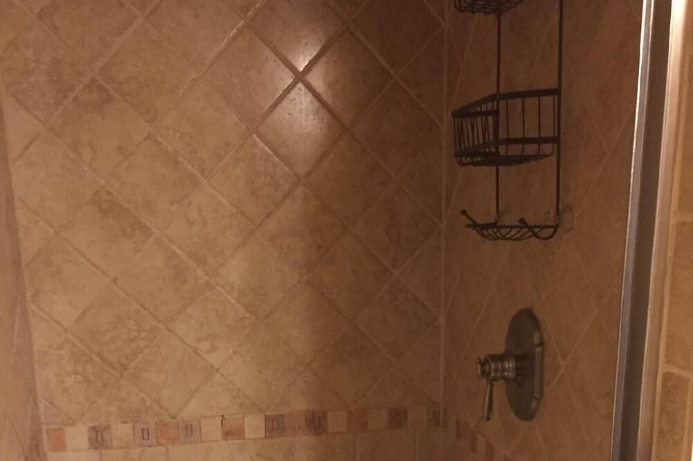 Photo of Bathroom in Max Meadows
