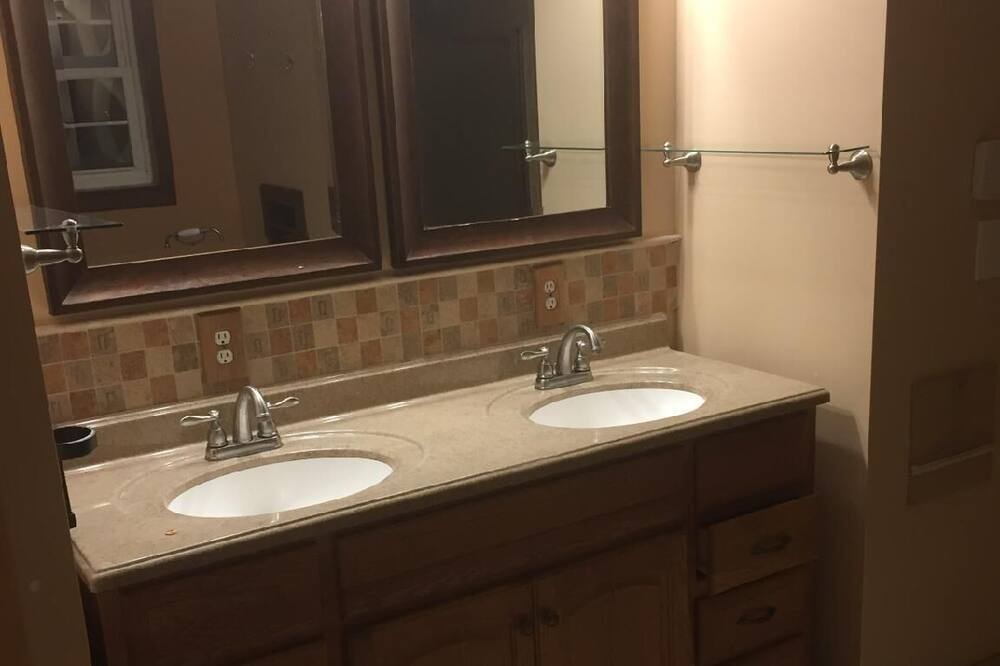 Photo of Bathroom in Max Meadows