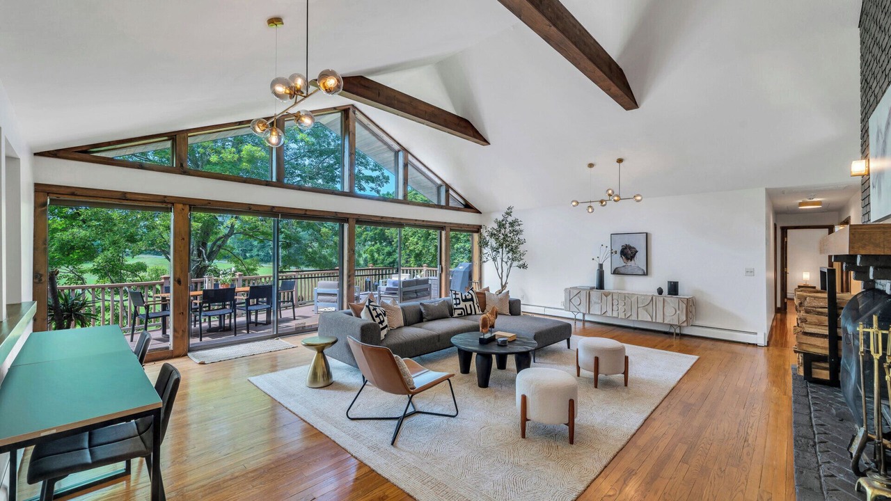 Photo of Livingroom in Salt Point