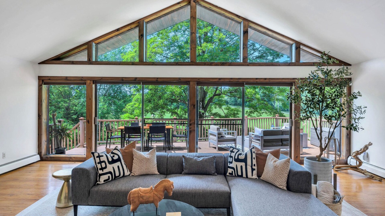 Photo of Livingroom in Salt Point