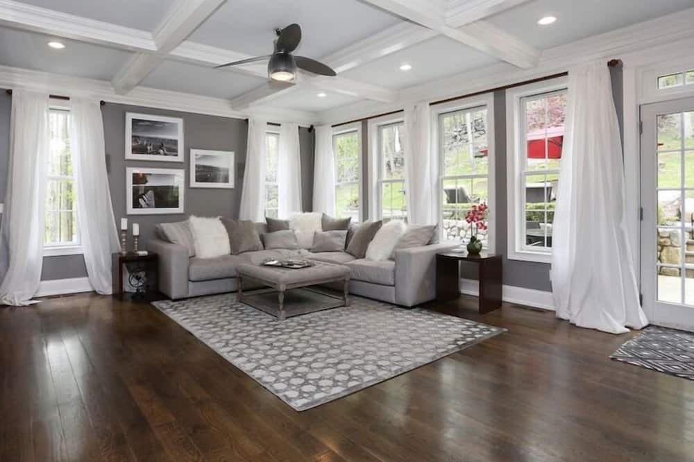 Photo of Livingroom in Putnam Valley