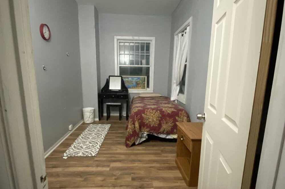 Photo of Bedroom in Stockade Historic District