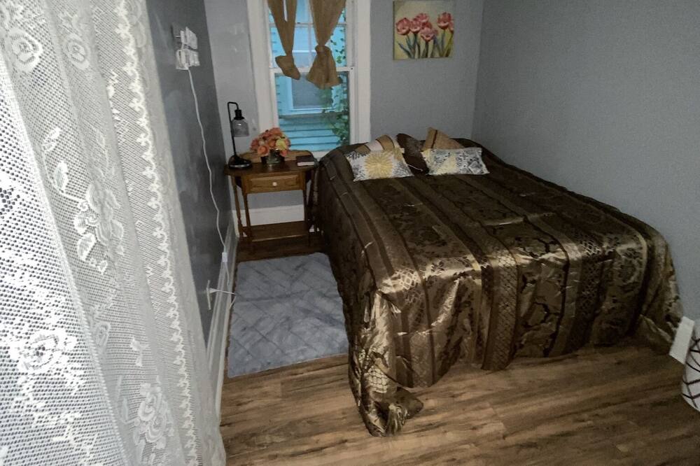 Photo of Bedroom in Stockade Historic District