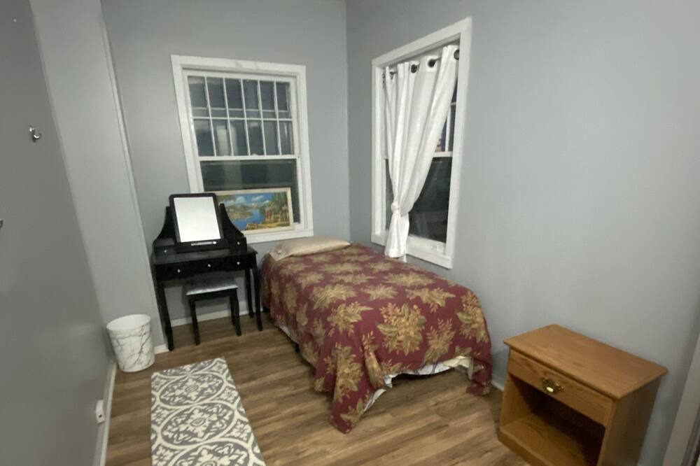 Photo of Bedroom in Stockade Historic District