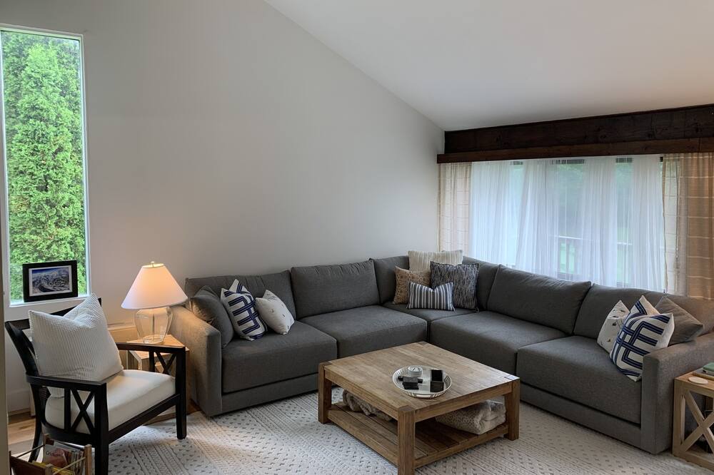 Photo of Livingroom in Warren