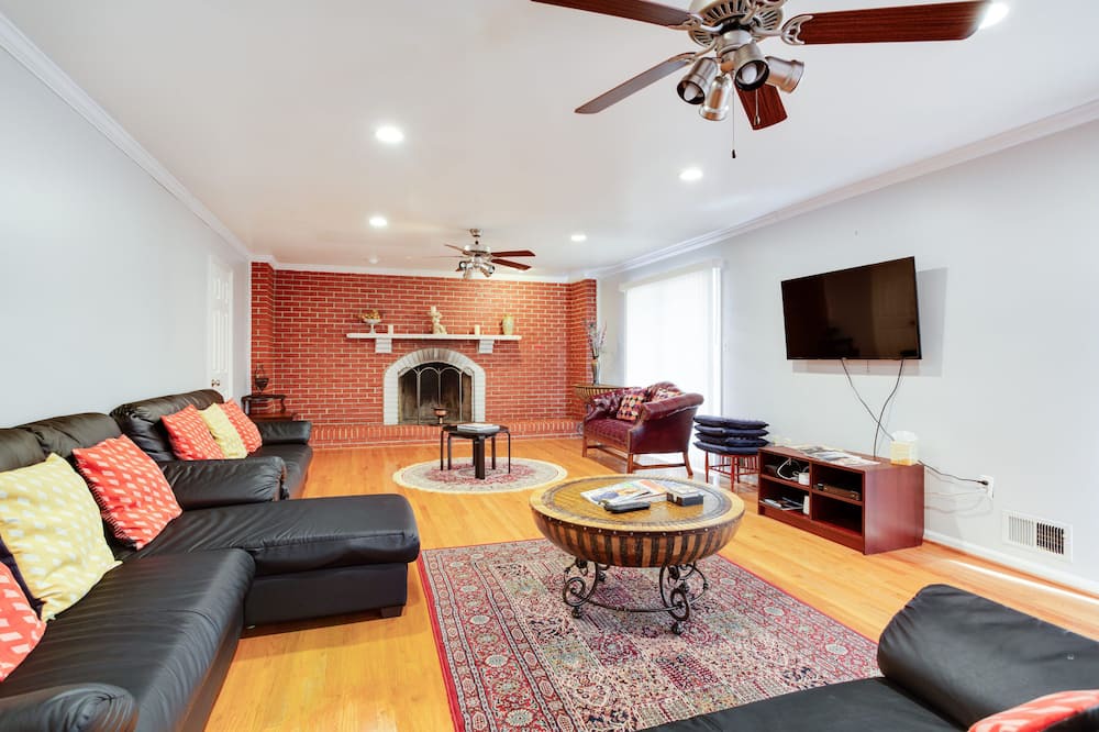 Photo of Livingroom in Burtonsville