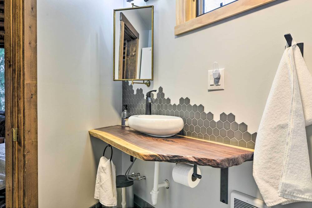 Photo of Bathroom in Alpine Lake
