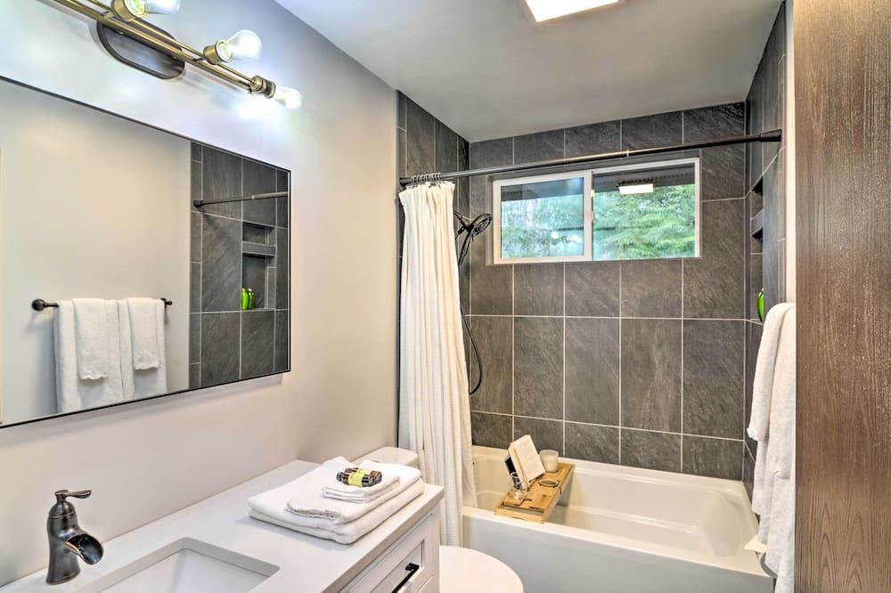 Photo of Bathroom in Alpine Lake