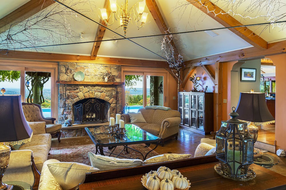 Photo of Livingroom in Lyndeborough