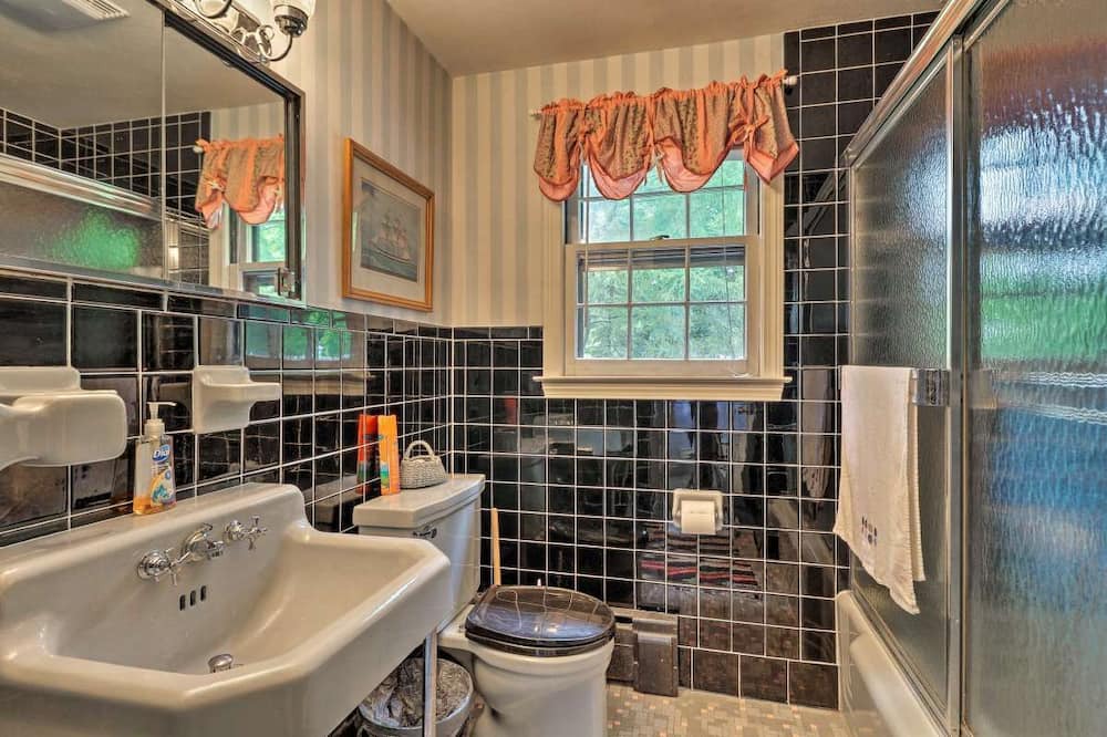 Photo of Bathroom in Saybrook Manor