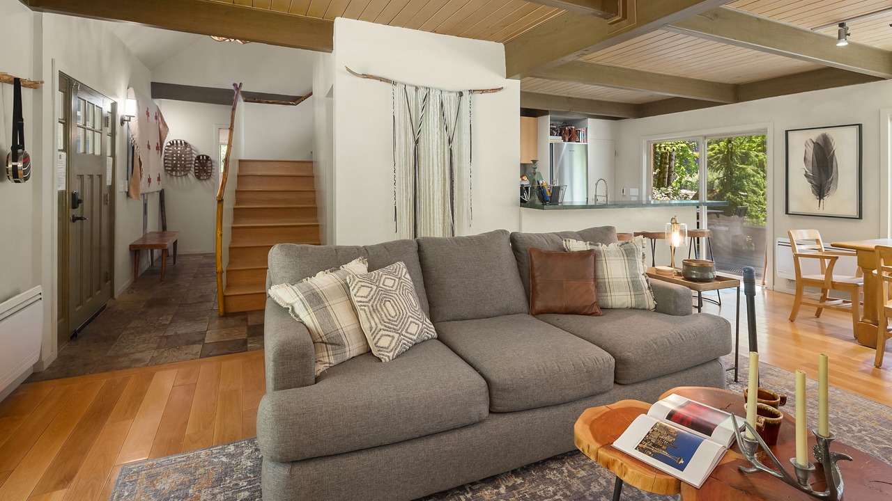 Photo of Livingroom in Gold Bar