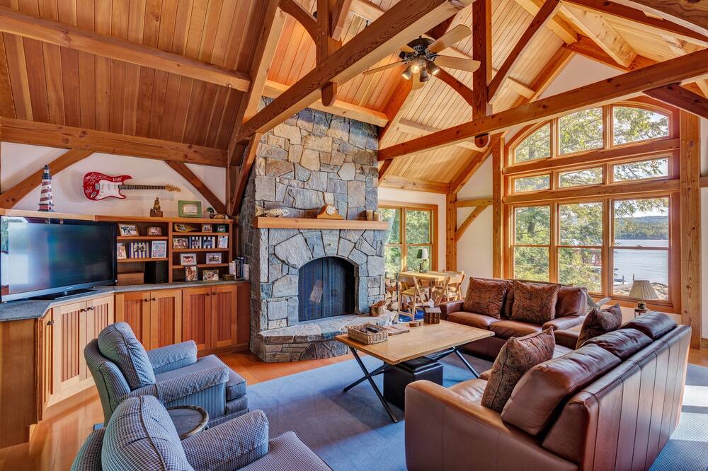 Photo of Livingroom in Sunapee