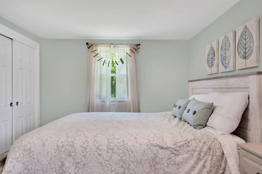 Photo of Bedroom in Old Saybrook
