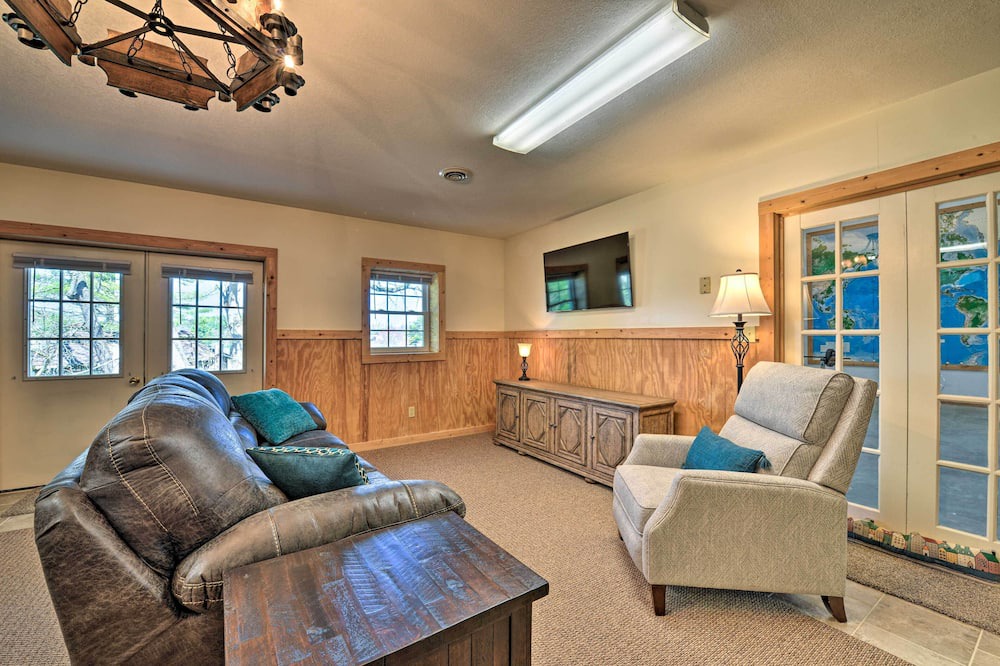 Photo of Others in Rural Retreat