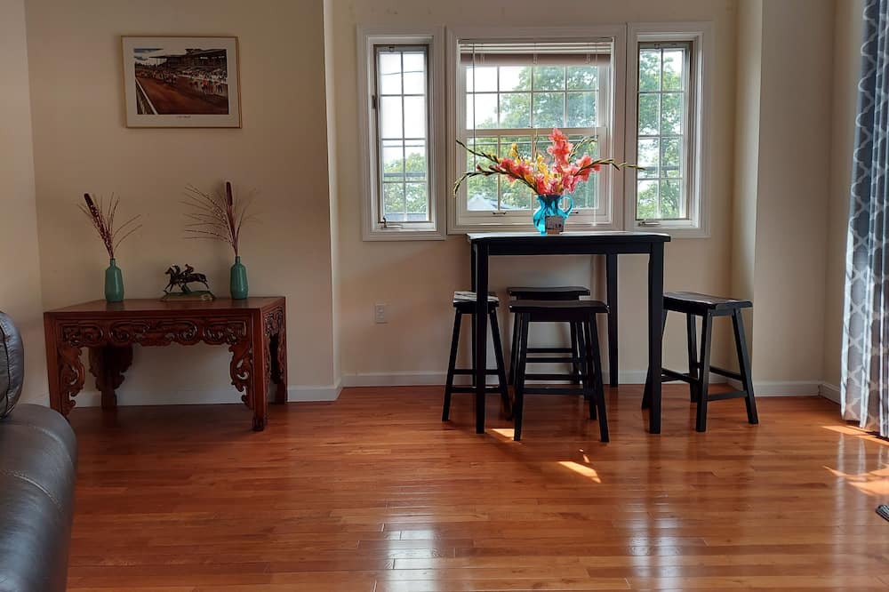 Photo of Livingroom in Saratoga Springs