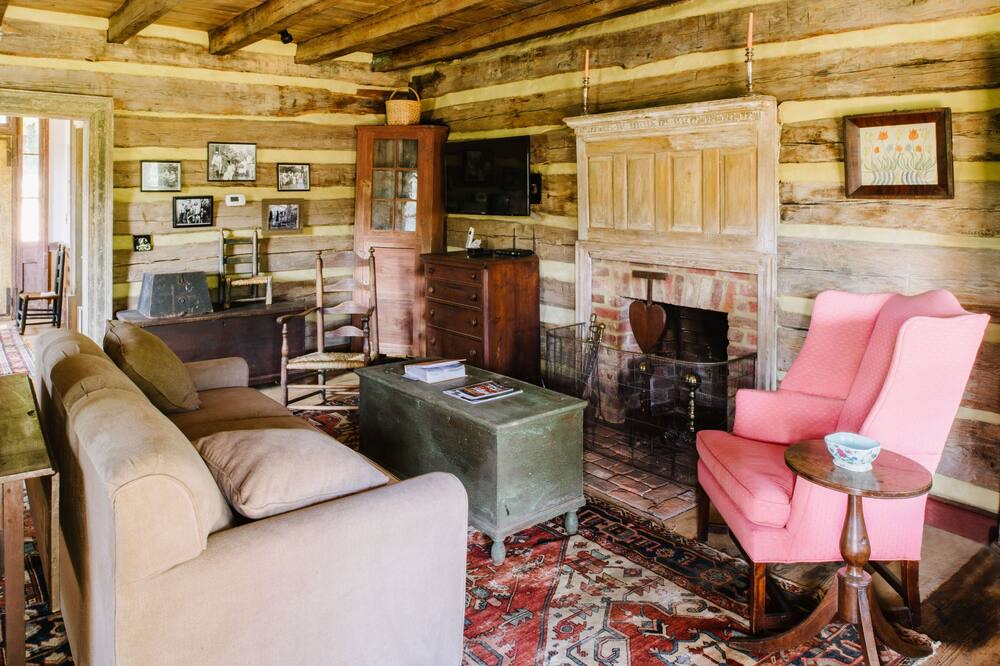 Photo of Livingroom in Earlysville