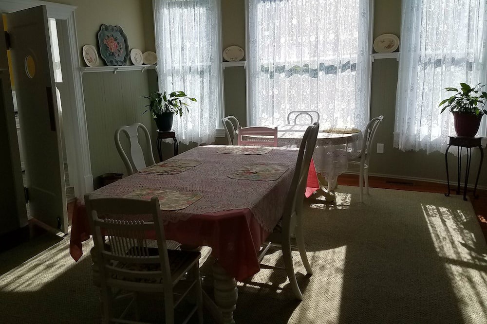 Photo of Livingroom in Alderson