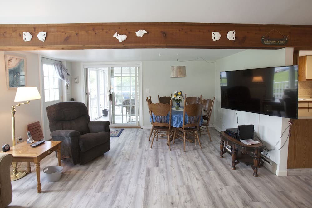 Photo of Livingroom in Town of Richmond
