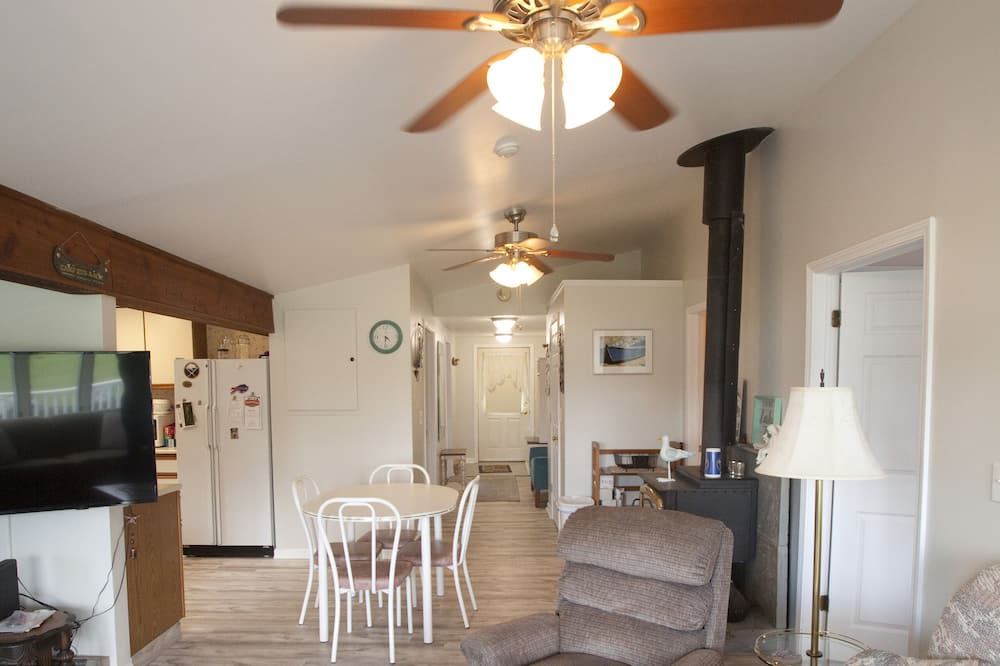 Photo of Livingroom in Town of Richmond