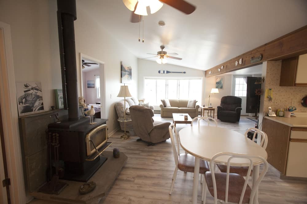Photo of Livingroom in Town of Richmond