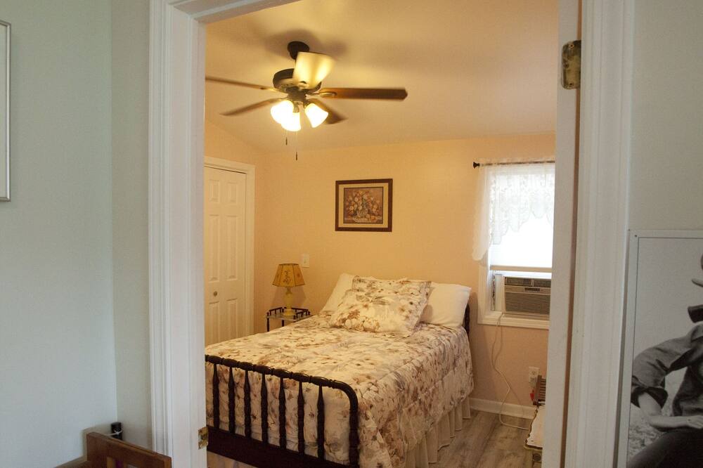 Photo of Bedroom in Town of Richmond