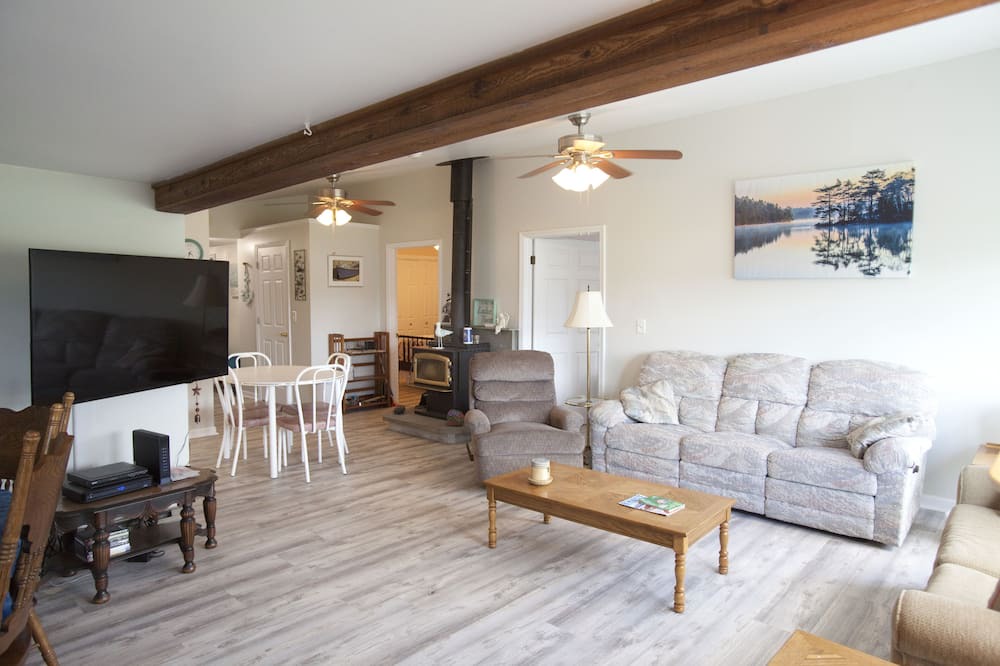 Photo of Livingroom in Town of Richmond