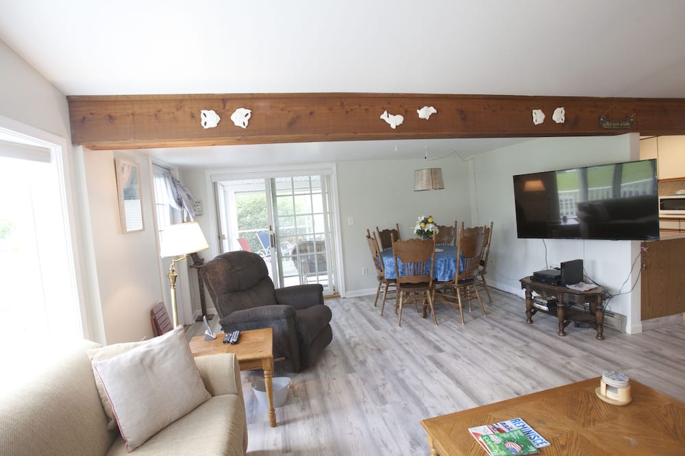 Photo of Livingroom in Town of Richmond