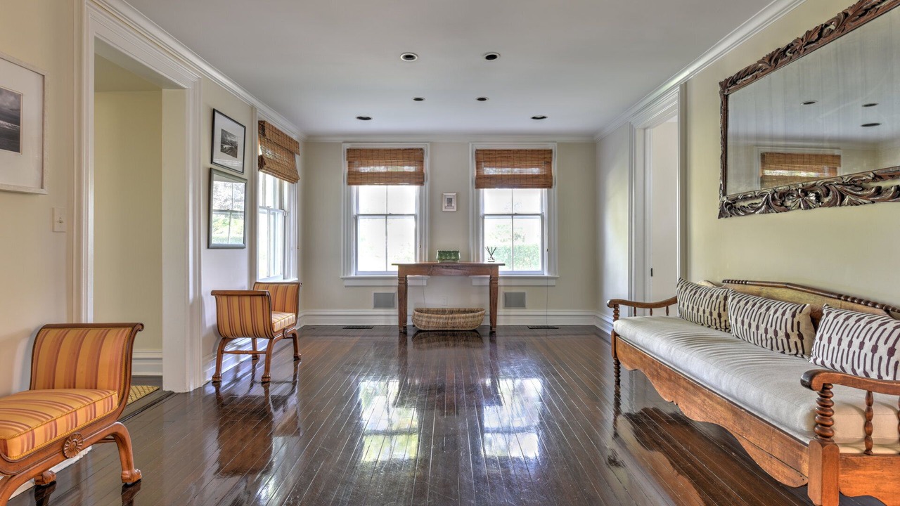 Photo of Livingroom in Village of Southampton